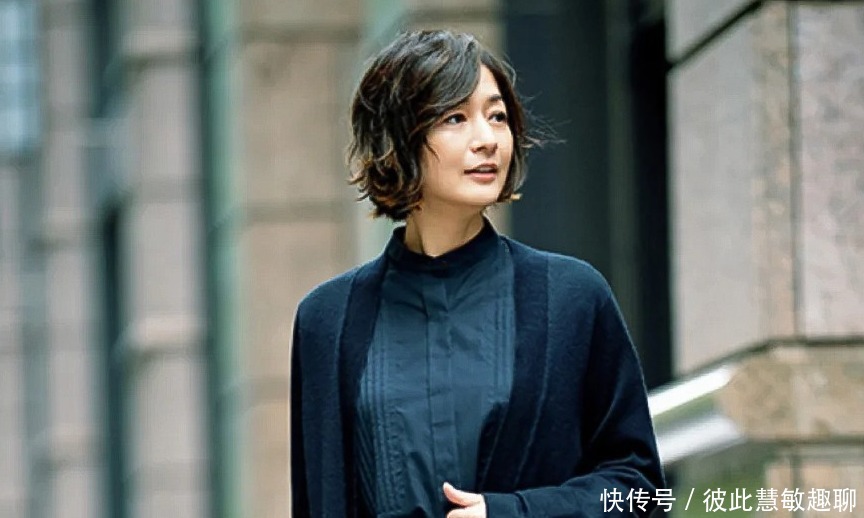 老年人|谁说老年人只能烫小卷?这几种大卷发型时髦减龄,也非常适合老人