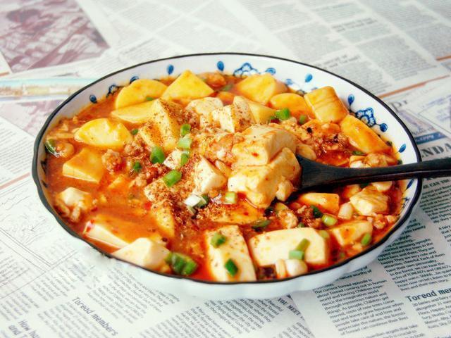  美食精选：番茄蹄花煲，玉米烧排骨，麻婆豆腐，蘑菇油豆腐的做法