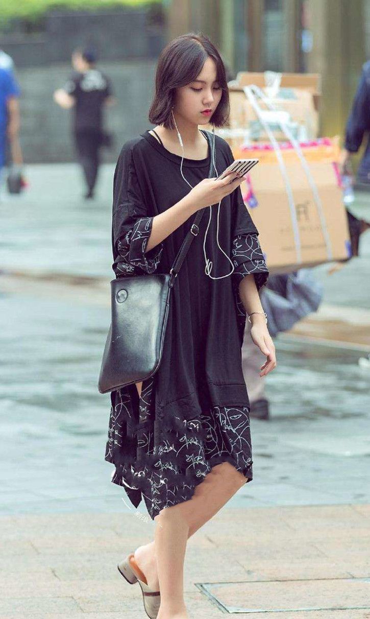 街拍:美女灰色上衣搭配黑色纱裙,身材高挑,气质十足