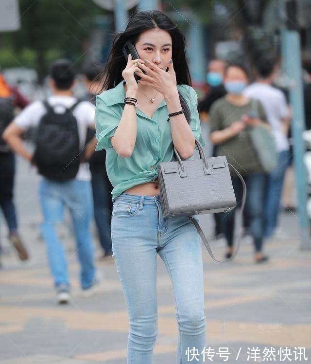 修身牛仔裤 烂大街的牛仔裤，依然是休闲搭配的主角，配翠绿短袖衫，清爽宜人！