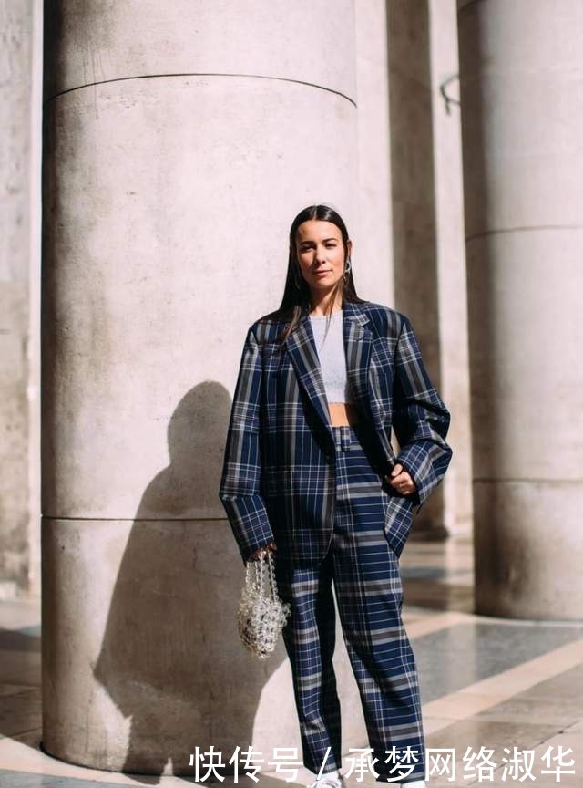 穿上|不管穿大衣还是羽绒服,都别配打底裤了!试试这3种裤,时髦百搭