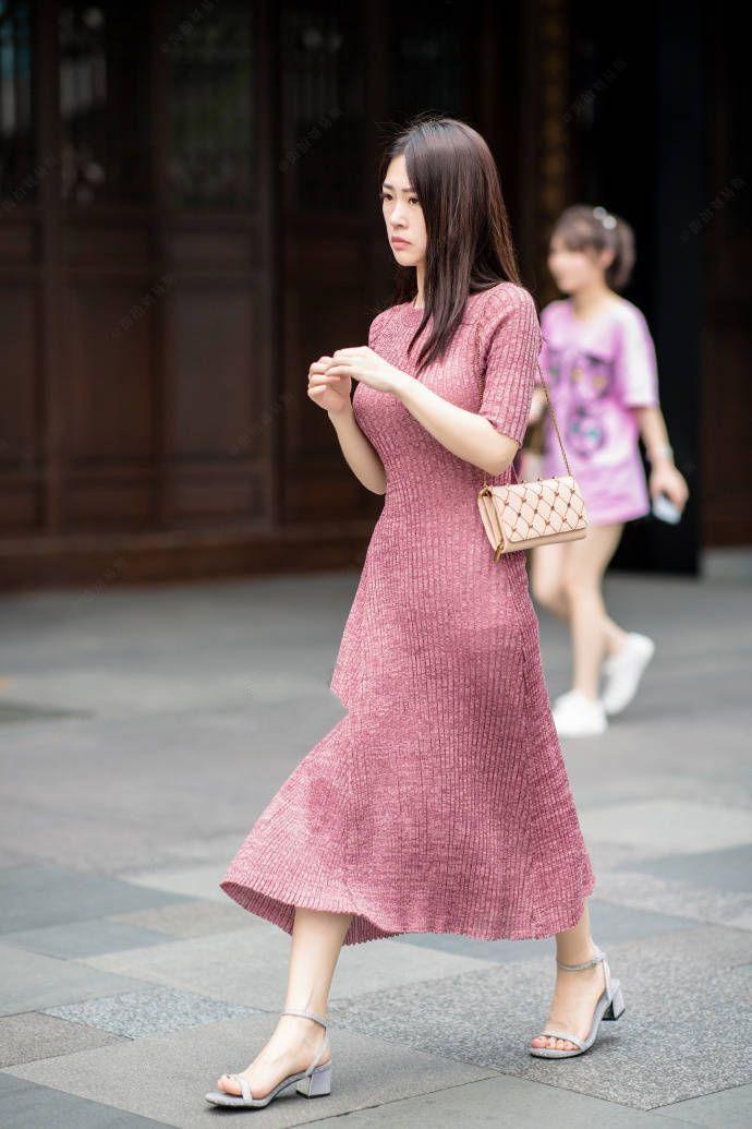 高跟鞋|街拍穿针织裙的美女可爱动人，就是喜欢这样的风轻云淡