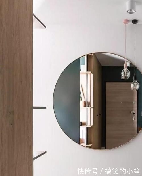 隔断|66㎡两居,以储物柜做隔断,以墨绿和原木配色,实用的文艺范儿