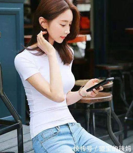 上衣 简单的白色上衣搭配纯色短裤,美女减龄好看,又显得可爱十足