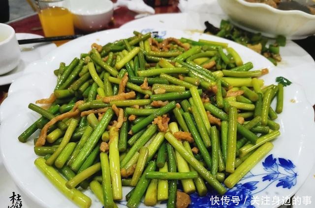 晒500一桌的农村宴席，网友这太实惠了，在城里至少1千！