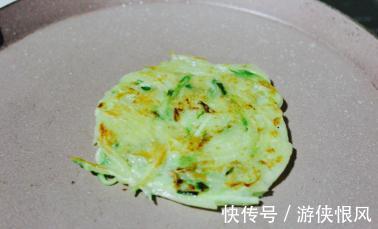 土豆搭配西葫芦,来一份好吃的早餐饼,方便还省事
