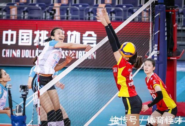 蔡斌|江苏女排两大副攻强势崛起：主教练蔡斌让她们只发基础飘球
