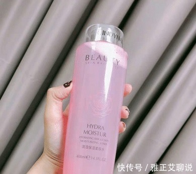 使用爽肤水时倒手上就开始拍？医生都哭笑不得：果然是人傻钱多！