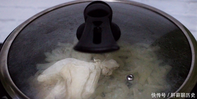  做猪皮冻时，不能直接焯水！多做1步，晶莹剔透，爽滑Q弹，没腥味