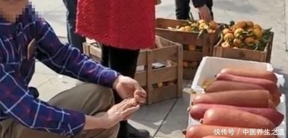 大爷摆摊卖它,远看以为是香肠,走近一瞧乐坏了,我果断买了3根