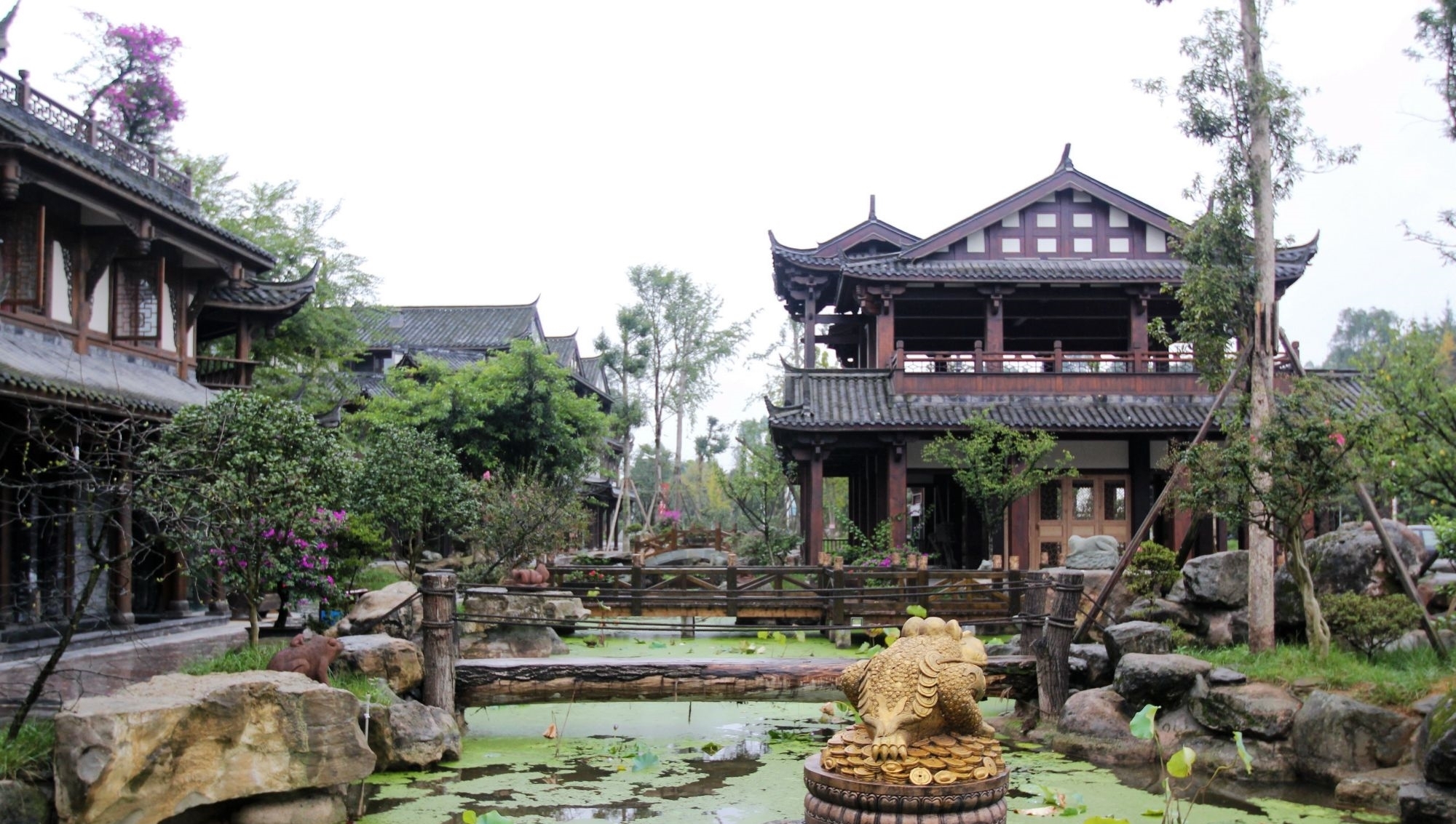 素有一平二固三夹关的美誉,距成都93公里