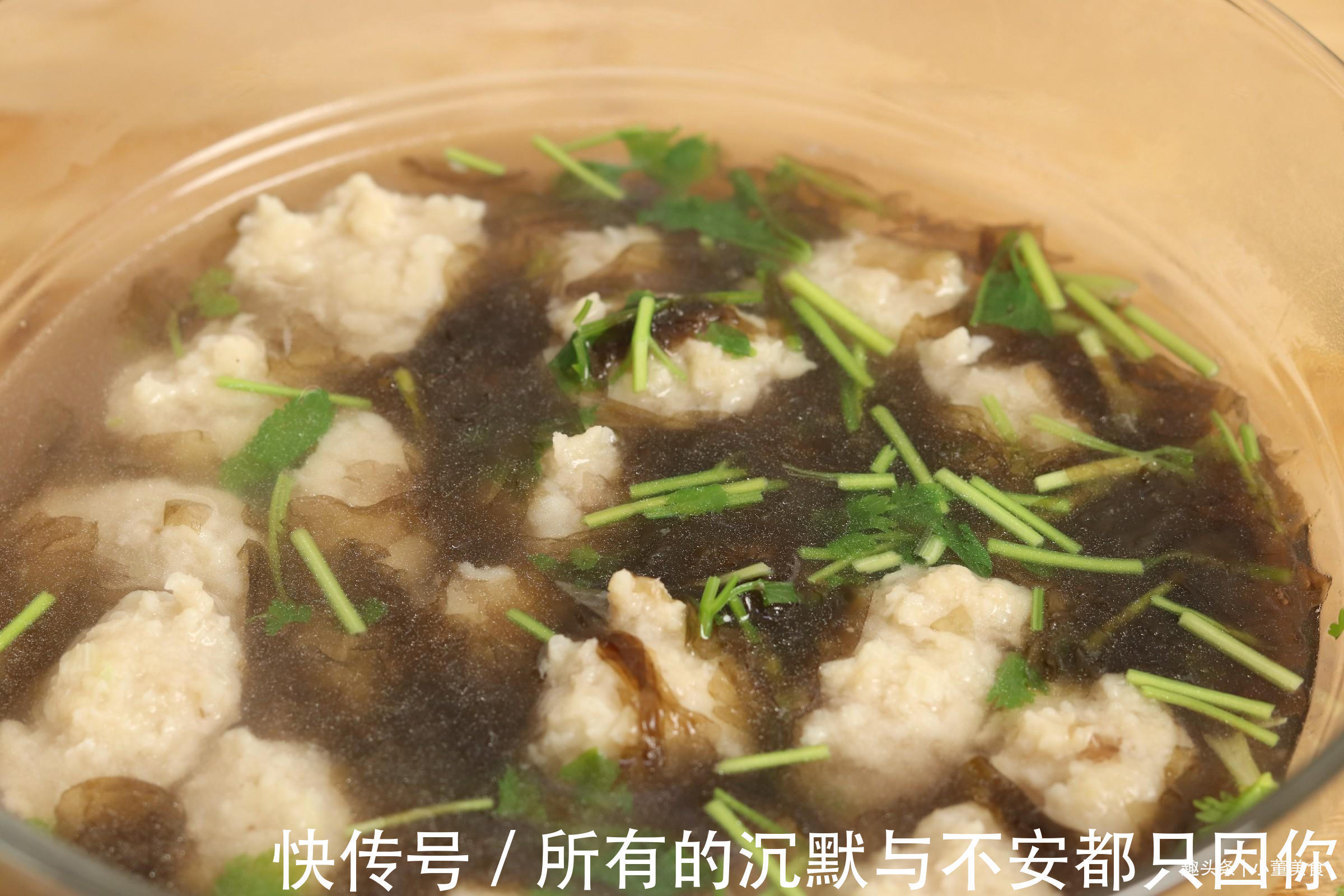 猪肉丸子的正确做法,多加这两样东西,丸子口感嫩滑,劲道有弹性