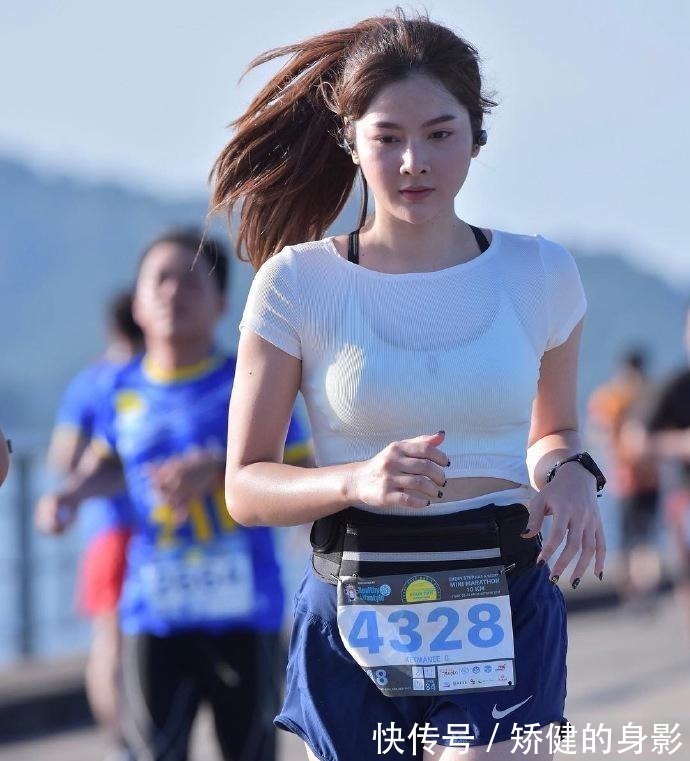 妹子们 街拍;马尾辫发型怎么弄好看, 时尚达人教你怎么变青春靓丽!