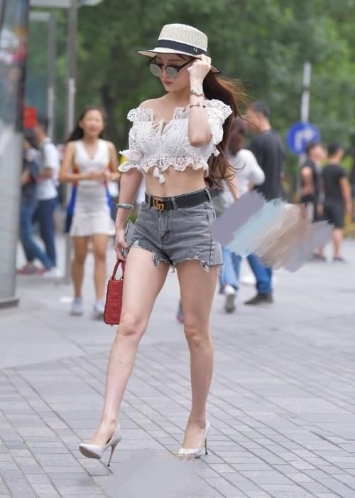 美女穿搭:白色一字肩镂空衣搭配浅灰色牛仔裤, 小巧精致, 品味十足