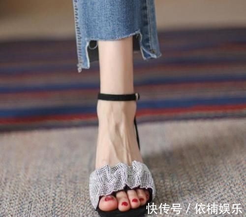 高跟鞋 很多美女都喜欢穿高跟鞋,那么穿高跟鞋掉后跟怎么办