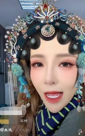 京剧|央视主持朱迅晒京剧扮相,戏装英气韵味足,曾多次实力演唱太惊艳