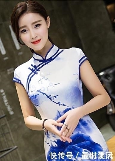 白皙 迷人的旗袍,白皙的肌肤如凝脂般泛着光泽,令人着迷