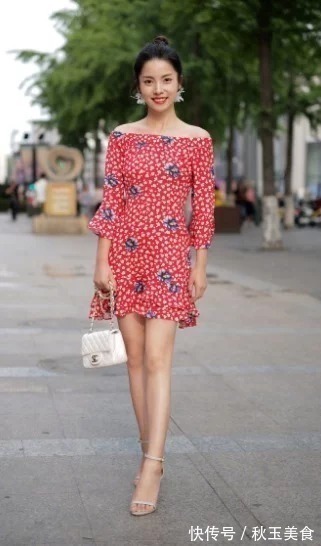 小姐姐|美女身材高挑,一头长发披在肩上,甜美的笑容充满魅力