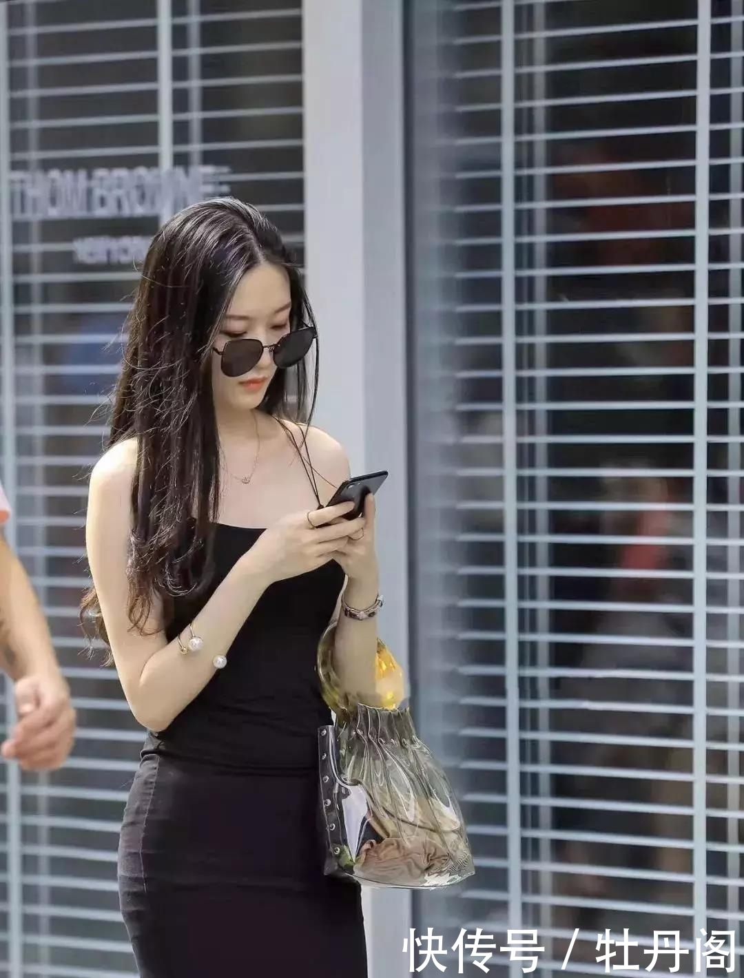 裤裤|美图:街拍黑色紧身短裙和白色裤裤若隐若现运动衣,你喜欢哪个