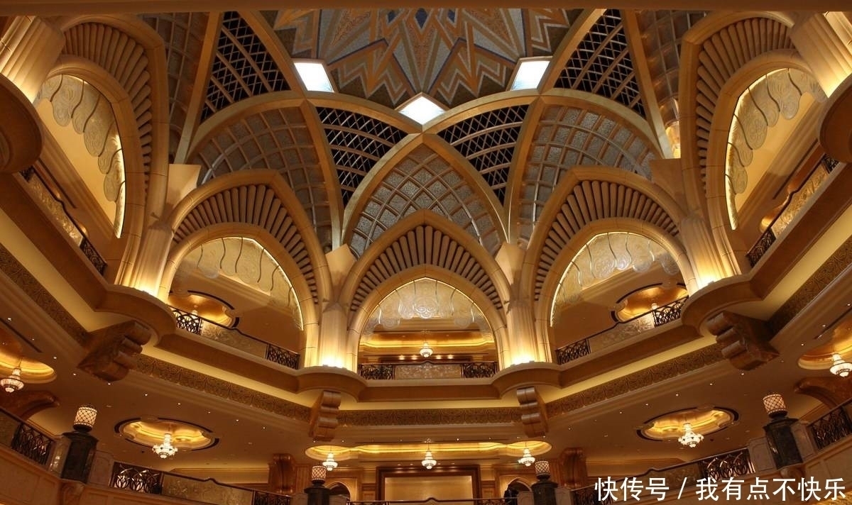 世界唯一的八星级酒店，花费30多亿美元建造，游客：国王般待遇！
