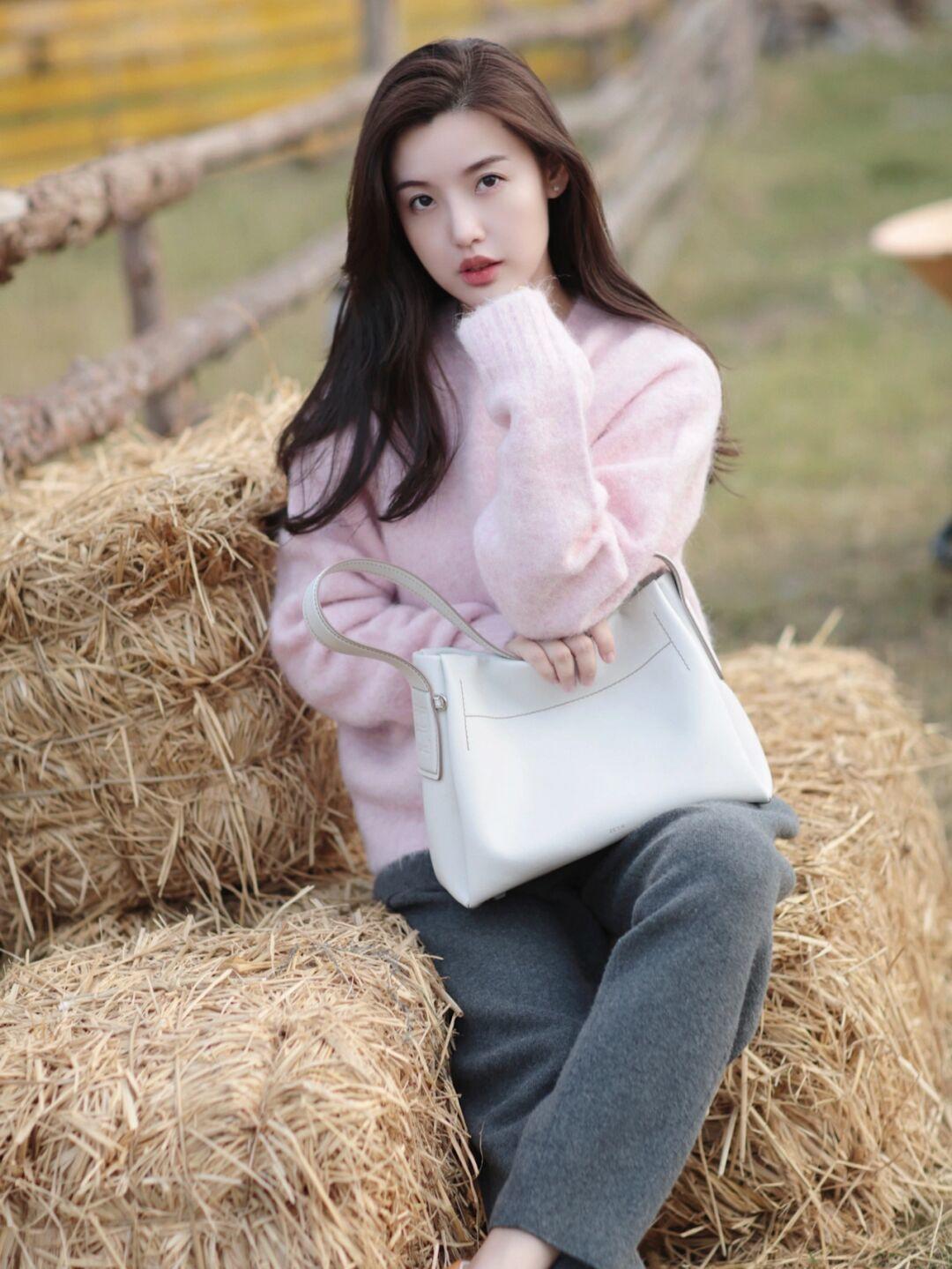 大长腿 冬天就适合穿“粉色毛衣”,保暖温柔又有格调,清新减龄又显气质