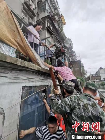 强降水|安徽淮南：暴雨突袭引发严重内涝，民兵应急分队紧急转移群众500余人