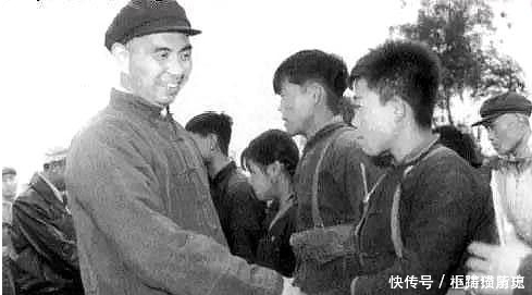 警察局长|敌警察局长暗杀解放军司令员，正要动手时，发现对方竟然是自己弟弟