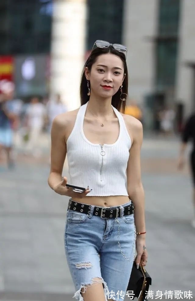 牛仔打底裤 白色露背上衣搭配蓝色牛仔打底裤,让人头疼的问题,色彩单一