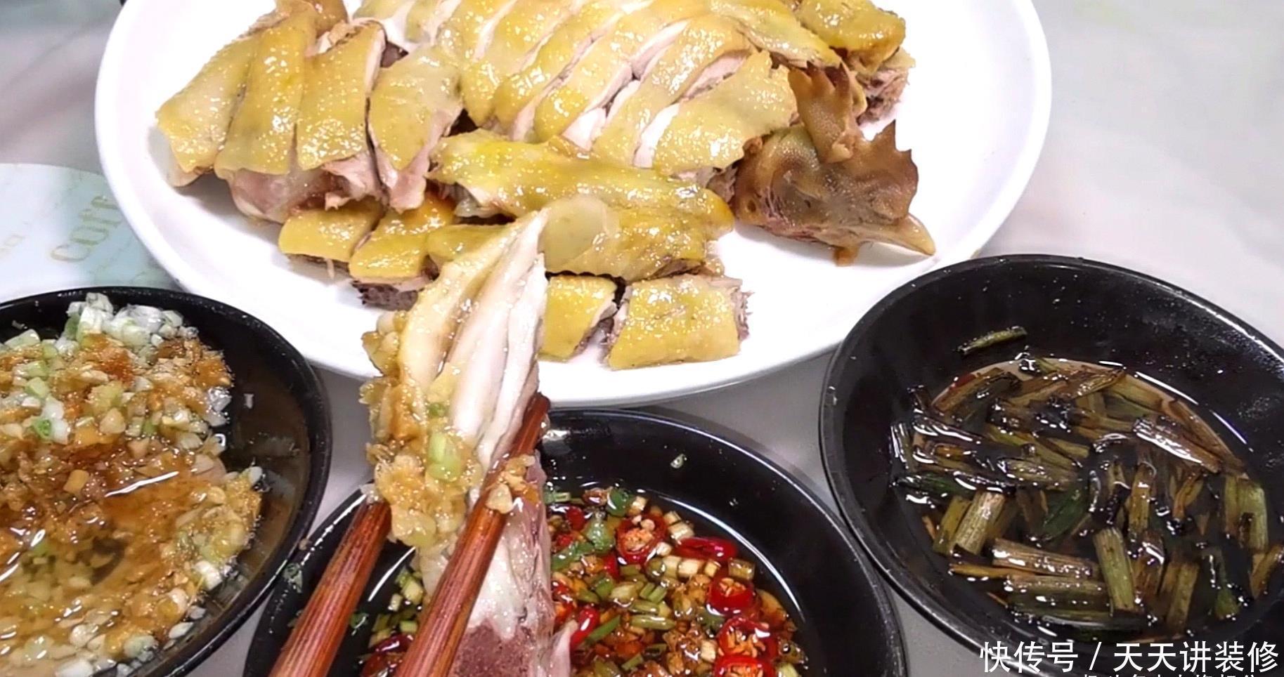 大厨教你正宗白切鸡做法,皮爽肉滑鲜美,搭配3碗蘸料,原汁原味