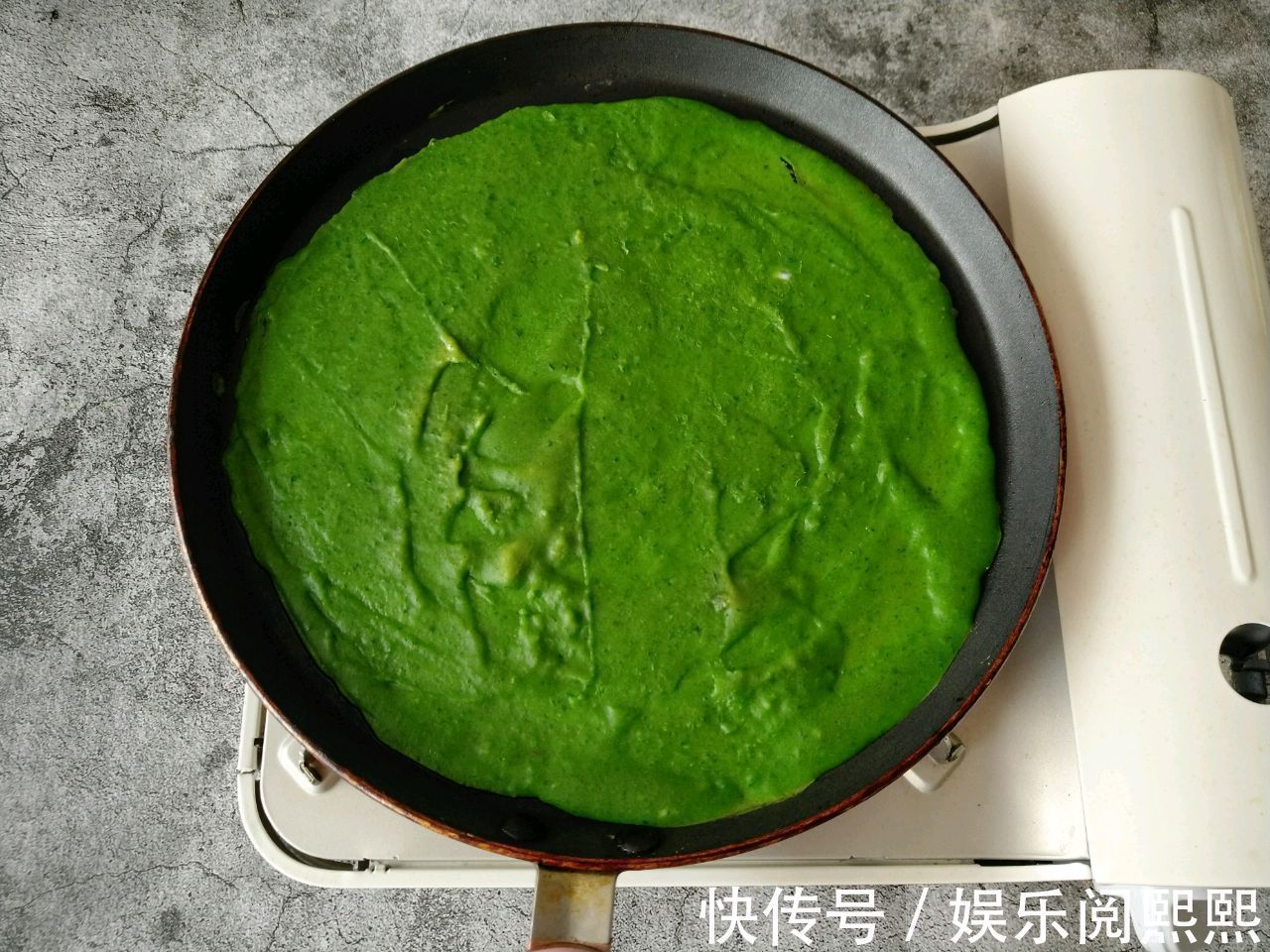 菠菜汁|菠菜和鸡蛋摊成饼,5分钟就做好,营养美味,孩子很喜欢吃