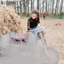 |搞笑GIF: 你们可要为我作证 是那个妹子自己撞过来的