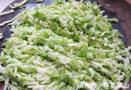 西葫芦|这菜1块5一斤,秋天要多吃,鲜嫩营养还润秋燥,入馅烙饼吃特香