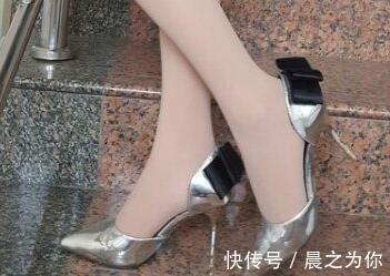 搭配 薄款肉丝袜遇上银色尖头高跟鞋,活泼气质迷人公主风