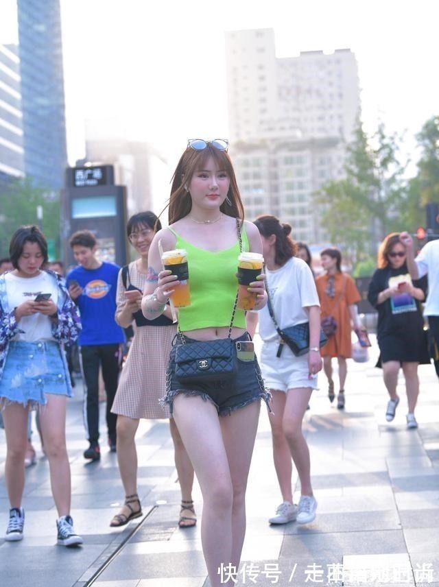 穿搭 年轻小姐姐们选热裤,常常偏爱有个性的款式!