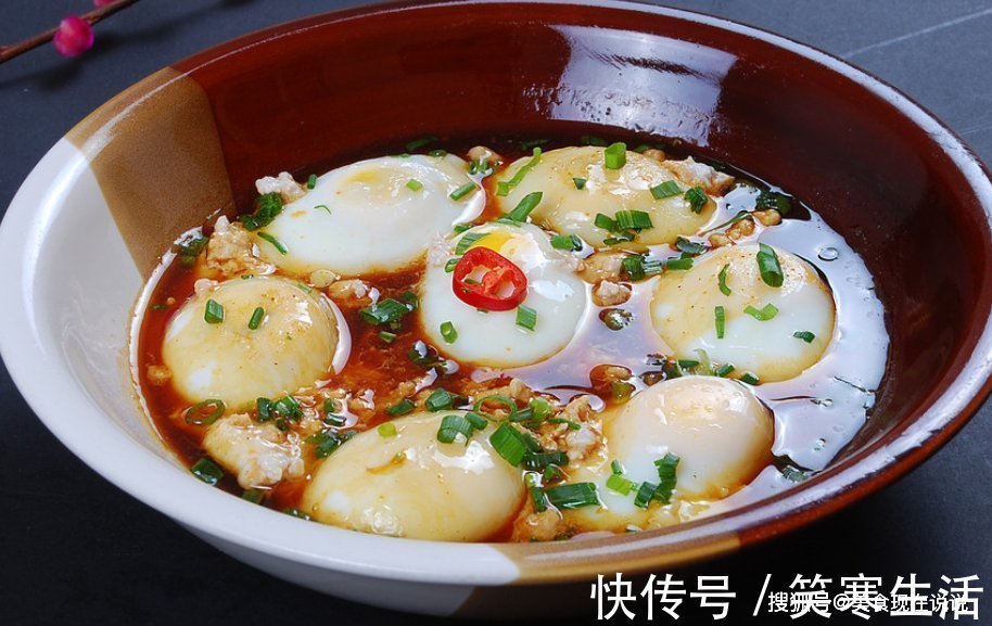 鸡蛋别再炒着吃了!大厨教你新吃法,8分钟搞定,营养美味吃着香