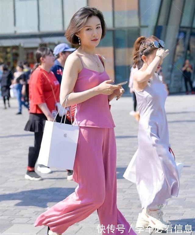 时尚上衣 黑色打底裤搭配时尚上衣,不够协调,但是感觉很有气质!