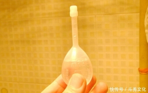 美白|药店几毛钱一瓶的“它”,睡前拿来擦脸,皮肤紧致,美白又祛斑!