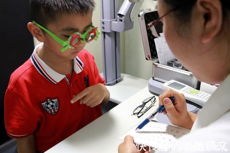 电视|影响孩子视力的真正“元凶”,并非手机电视,被家长忽视的是这些