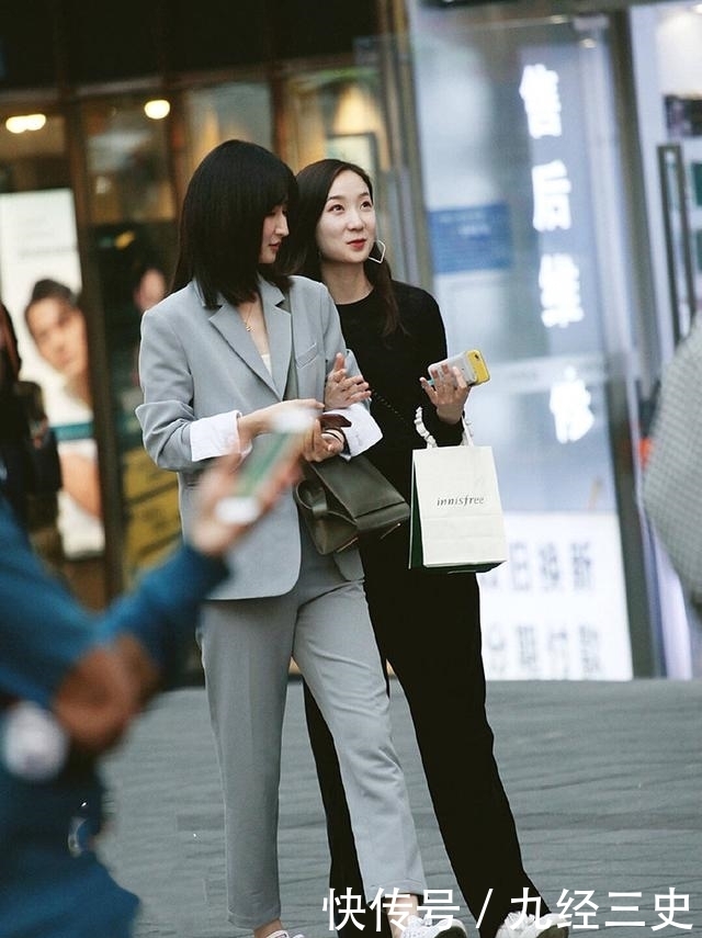 牛仔裤|街拍:面带微笑气质可人的美女,牛仔裤尽显满满的潮流气息!