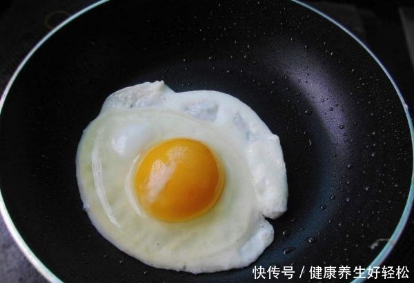 大厨说荷包蛋想煎“漂亮”，别直接下锅！多加2步鸡蛋又圆又嫩