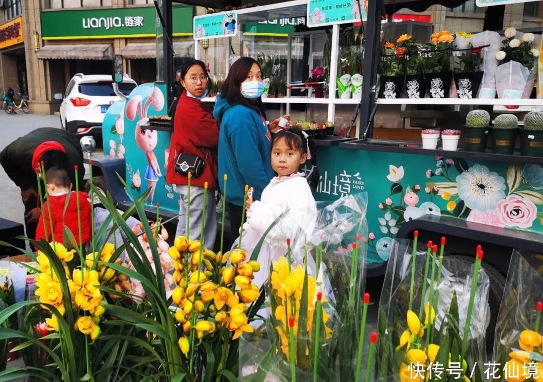 仙境花车惊艳亮相温江，花仙境努力践行公园城市的发展新理念