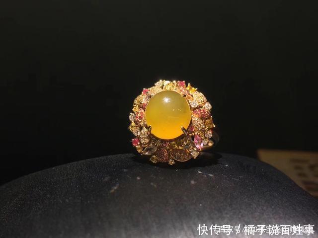 这个季节的色彩用首饰来表达，将珠宝佩戴在身，彰显浓浓的中国风