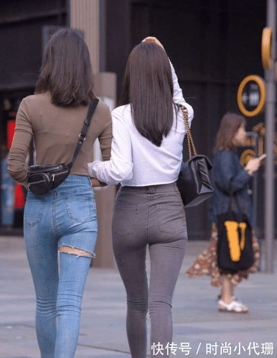 裤子 同样是穿牛仔裤,美女很勇敢的把裤子“割”了一大口,心还真是够大的!