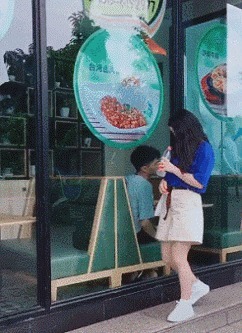 |搞笑GIF：妹妹犯错，被妈妈教训了之后去找哥哥求安慰