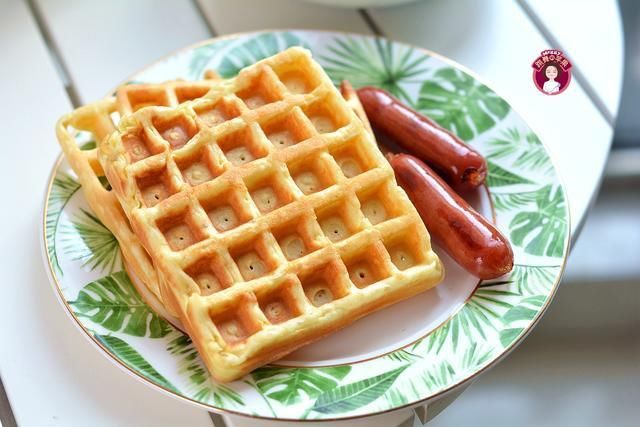 香肠|不用打发鸡蛋的无油华夫饼，早上吃真不赖，烤肠蔬菜沙拉搭配上