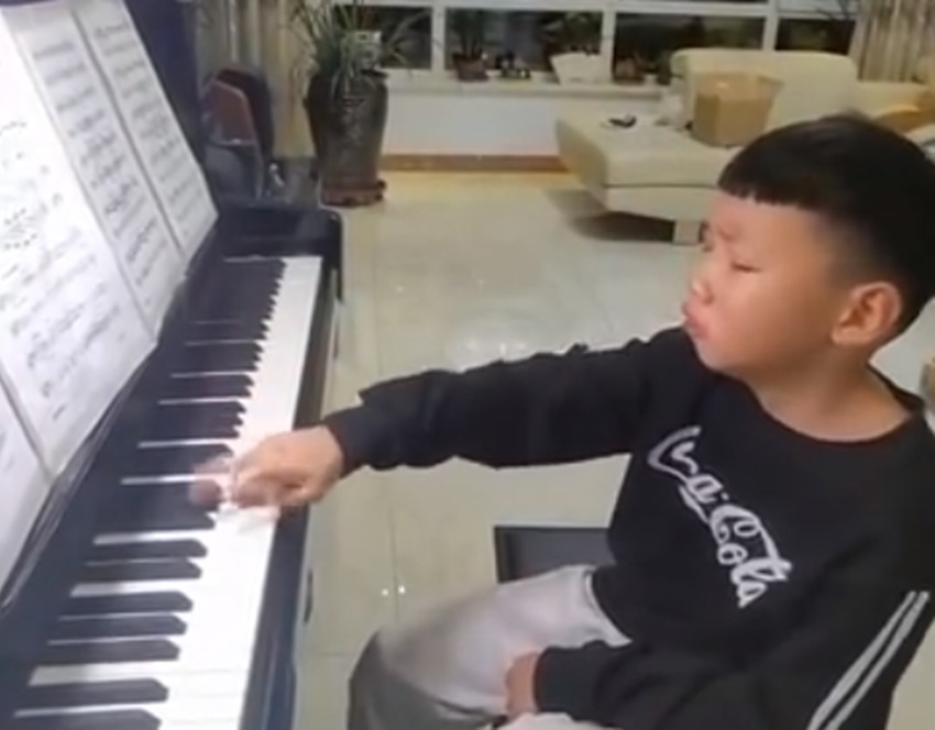 乐器|小男孩边弹钢琴边默默流泪火了,网友:这真的是把自己都感动哭了