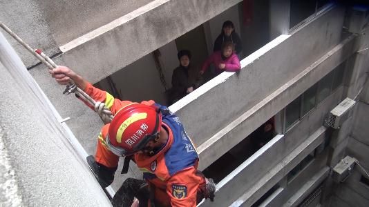 消防|74岁老人倒挂14楼窗外 消防速降救援