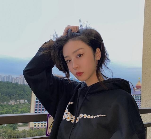 THE9成员赵小棠穿搭汇总,私服穿搭衣品吸睛,一张冷漠脸霸气十足