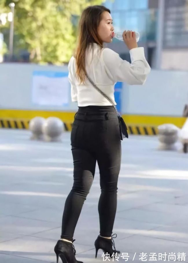 搭配|白色与黑色的搭配依然是经典,低调女生穿牛仔裤也挡不住个人魅力