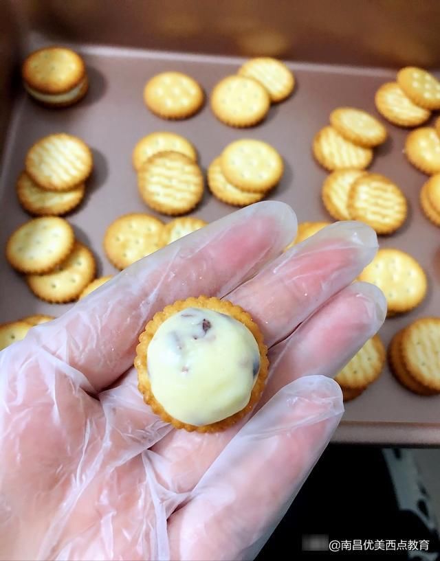 奶粉|自制零食牛轧饼干，仅仅是多了一层糖心，饼干美味瞬间提升